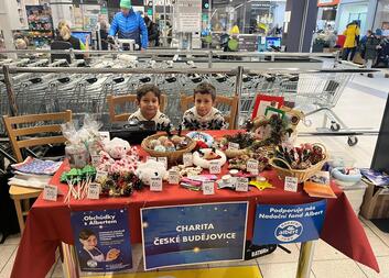 Nízkoprahového zařízení pro děti a mládež V.I.P. Charity České Budějovice získalo díky vánočním obchůdkům 3 770 korun