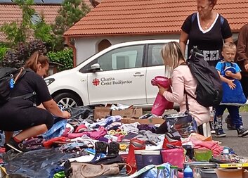 V Doubravicích proběhl bleší trh. Neprodané věci v pořádku doputovaly na Charitu