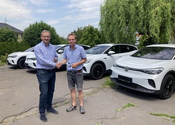 Charita České Budějovice převzala první čtyři nové elektromobily 