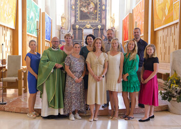 Paní ředitelce Fenclové bylo uděleno požehnání. Podpořit ji přišly také kolegyně a kolegové z charitních služeb