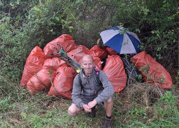 Lidé bez domova pomáhají udržovat Budějce čisté